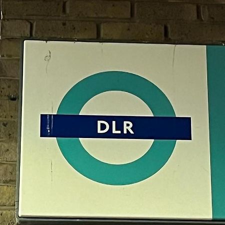 Luxurious Dlr Apartment ロンドン エクステリア 写真