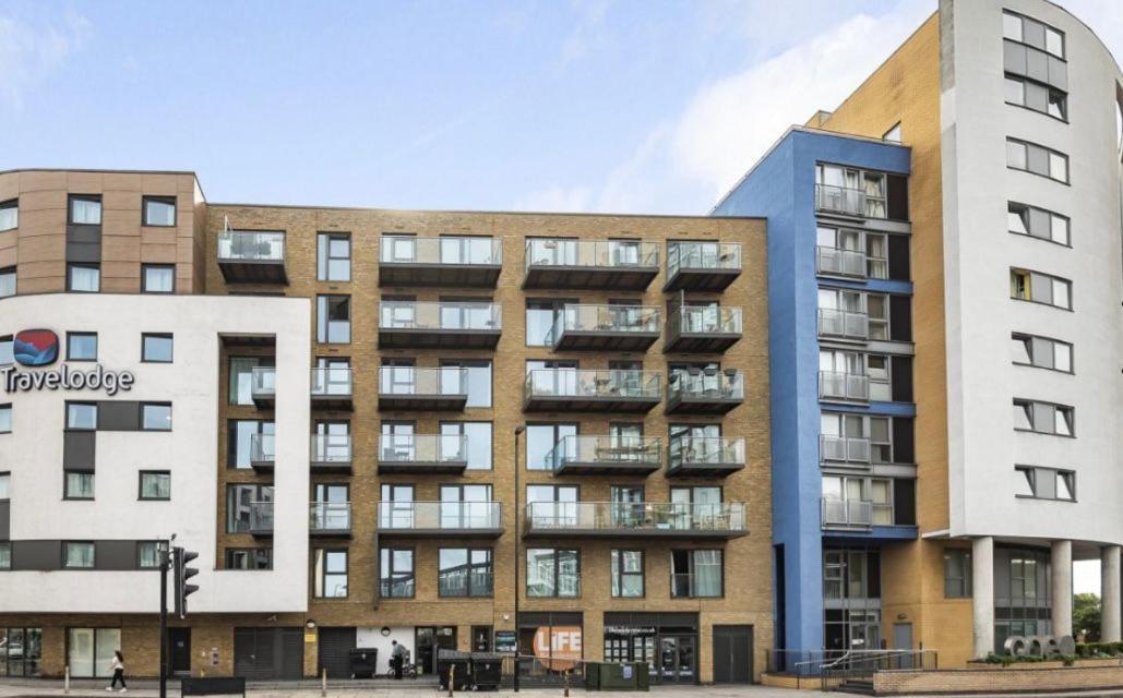 Luxurious Dlr Apartment ロンドン エクステリア 写真