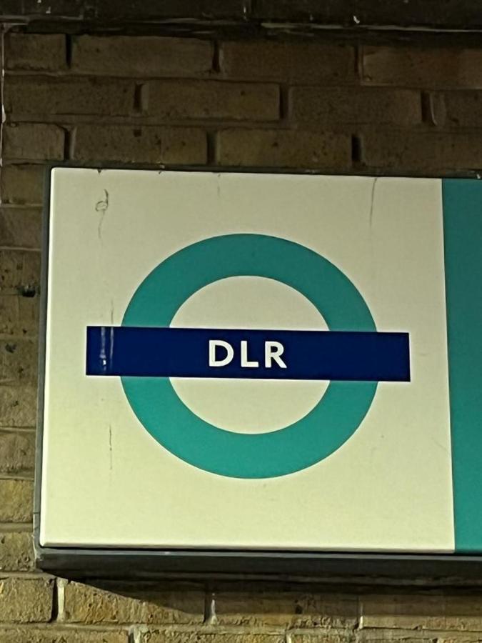 Luxurious Dlr Apartment ロンドン エクステリア 写真